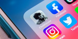 Εικόνα κινητού τηλεφώνου με τις εφαρμογές Facebook, Instagram και Twitter