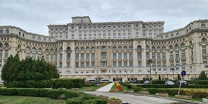 Το μεγαλύτερο κτίριο της Ευρώπης είναι αυτό το παλάτι της υπερβολής