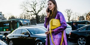 γυναίκα με μωβ παλτό