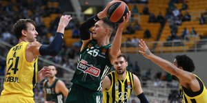 Ο Νέντοβιτς σε προσπάθεια από το ματς με τη Φενέρ στο ΟΑΚΑ