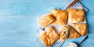 Κομμάτια τραγανής πίτας με τυρί και φύλλο κρούστας