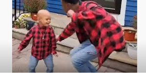 Πατέρας και γιος χορεύουν για να γιορτάσουν τη νίκη του πιτσιρικά κατά του καρκίνου