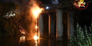 Πυρκαγιά σε ιστορική μεταλλική γέφυρα στη Ρώμη