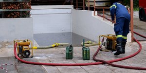 πλημμύρες υπόγειο πυροσβέστης