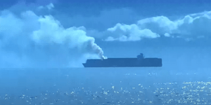 Τοξικά αέρια εκλύονται από πλοίο μεταφοράς εμπορευματοκιβωτίων, στο οποίο έχει ξεσπάσει πυρκαγιά, στα ανοικτά των καναδικών ακτών