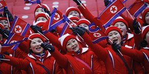 Πολίτες της Βόρειας Κορέας με σημαίες