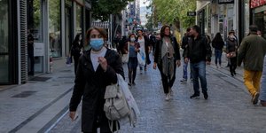 Πολίτες περπατούν στην Ερμού