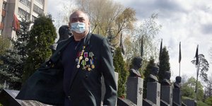 Πολίτης στην Ουκρανία φορά μάσκα για τον κορωνοϊό