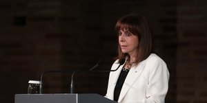 Η πρόεδρος της Δημοκρατίας, Κατερίνα Σακελλαροπούλου με λευκό σακκάκι
