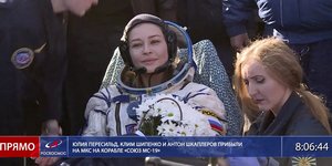 Προσγείωση για τη ρωσική ομάδα που γύρισε την πρώτη ταινία στο διάστημα