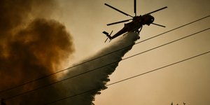 Πυροσβεστικό ελικόπτερο κατά τη διάρκεια πυρόσβεσης