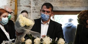 Ο Πύρρος Δήμας αφήνει λουλούδια στο φέρετρο της Φώφης Γεννηματά