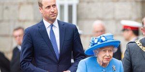 Η Βασίλισσα Ελισάβετ με τον εγγονό της, πρίγκιπα Γουίλιαμ