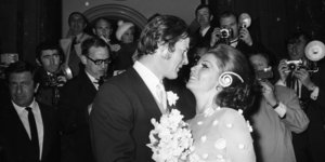 Ο Ρότζερ Μουρ και η Λουίζα Ματιόλι την ημέρα του γάμου τους, το 1969.