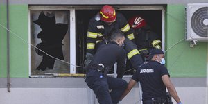 Πυροσβέστες μπαίνουν στο κτίριο που πήρε φωτιά στην Κωνστάντζα της Ρουμανίας