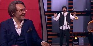 Με παραδοσιακή φορεσιά ο Ιωάννης Κουφόπουλος στο ρωσικό The Voice