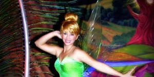 Η Σάρα Ντάνιελς ως Τίνκερ Μπελ 