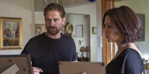 Ο Δημήτρης Λάλος και η Μαριλίτα Λαμπροπούλου σε σκηνή από τη σειρά «Σασμός»