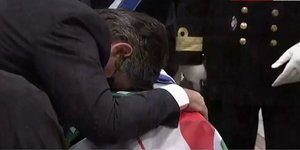 Ο σύζυγος της Φώφης Γεννηματά λυγίζει πάνω από το φέρετρο στην κηδεία της