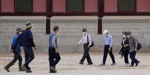 κόσμος περπατάει στη Νότια Κορέα