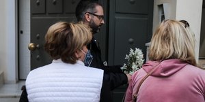 κόσμος έξω από σπίτι Φώφης Γεννηματά Βούλα