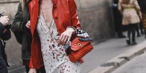 στιλάτη γυναίκα κρατά τσάντα