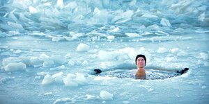 Θέλετε να χάσετε κιλά αυτό το χειμώνα; Το κολύμπι σε κρύες θάλασσες, λίμνες και ποτάμια μπορεί να βοηθήσει