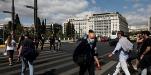 Κόσμος περπατά σε διάβαση στο Σύνταγμα