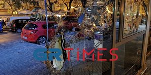 σπασμένη βιτρίνα από επεισόδια στη Θεσσαλονίκη