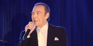 Ο Τόλης Βοσκόπουλος με κοστούμι πάνω στην πίστα