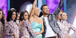 J2US: Η Ιωάννα Τούνη έβαλε «φωτιά» στο Twitter με το στενό φορεμά της