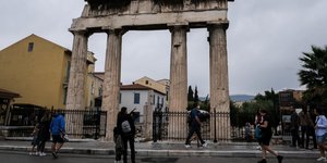 Τουρίστες στη βροχερή Αθήνα