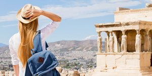 τουρίστρια με σακίδιο και καπέλο στην Ελλάδα