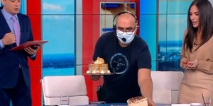 Η on air έκπληξη του Γιώργου Παπαδάκη στην Ανθή Βούλγαρη και τον Ιορδάνη Χασαπόπουλο - Τους έστειλε δυο τούρτες
