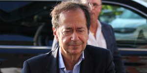 Ο Τζον Πόλσον περπατά στον δρόμο