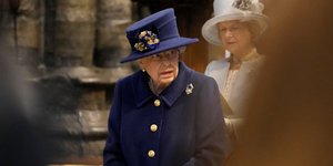 Βασίλισσα Ελισάβετ καπέλο γυαλιά