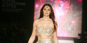 Το μοντέλο Βίκυ Κουλιανού στην πασαρέλα