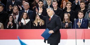 Ο Βίκτος Ορμπαν χαιρετά πλήθος