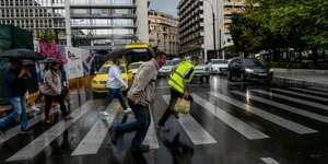 Πεζοί στη διάβαση της Ερμού
