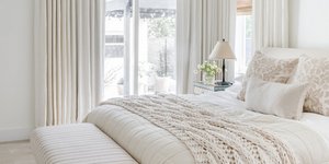 λευκή κρεβατοκάμαρα σε σπίτι