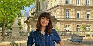 γυναίκα με τζιν σαλοπέτα