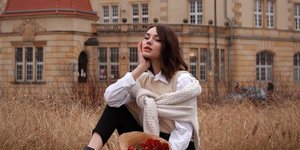 γυναίκα με πουλόβερ και τζιν