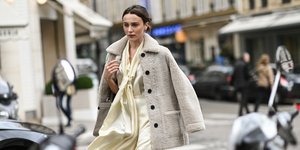 γυναίκα με φόρεμα