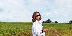 γυναίκα με παντελόνι και sneakers