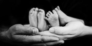 Μια Αυστραλή εξήγησε πως γίνεται να είναι δίδυμη με τον κατά 2 χρόνια μεγαλύτερο αδελφό της