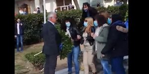 Χρυσαυγίτης δημοτικός σύμβουλος επιχείρησε να καταθέσει στεφάνι