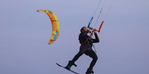 Κάιτσερφερς και Γουίντσερφερς απόλαυσαν τον δυνατό άνεμο στην παραλία της Λούτσας