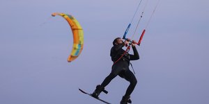 Κάιτσερφερς και Γουίντσερφερς απόλαυσαν τον δυνατό άνεμο στην παραλία της Λούτσας