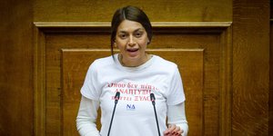 Η βουλευτής του ΜέΡΑ25 Μαρία Απατζίδη, φορώντας την επίμαχη μπλούζα, στο βήμα της Βουλής