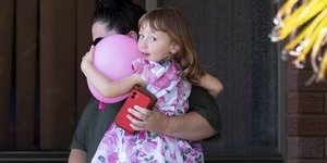 Η 4χρονη Κλίο Σμιθ στην αγκαλιά της μητέρας της 